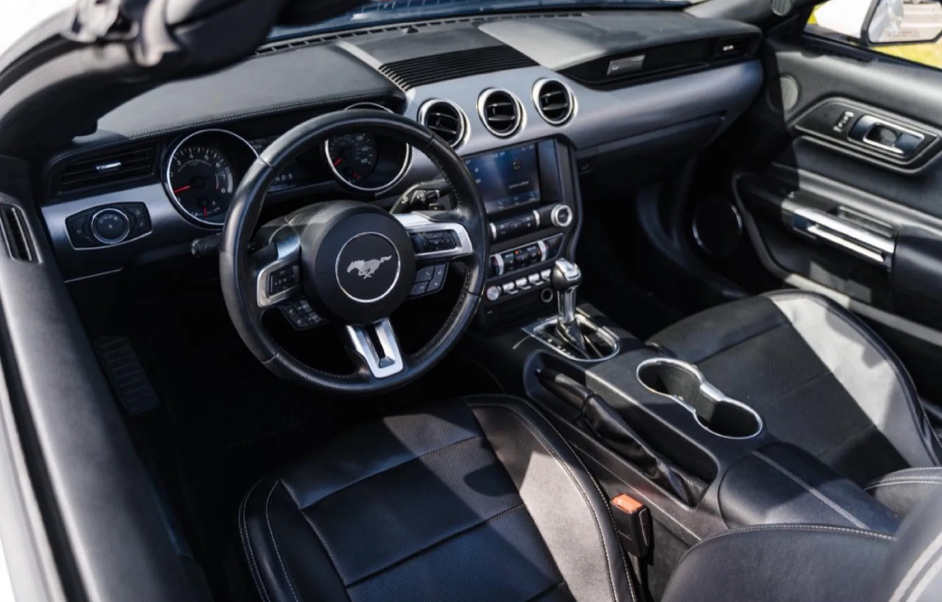 Ford Mustang вишня 281